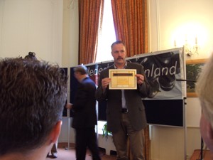 Prijsuitreiking: Bert neemt het medaille certificaat voor de wijn in ontvangst